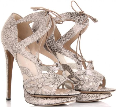 Sandálias e Sapatos com Cadarços e Amarrações Sandálias e Sapatos com Cadarços e Amarrações 33 Sandálias e Sapatos com Cadarços e Amarrações