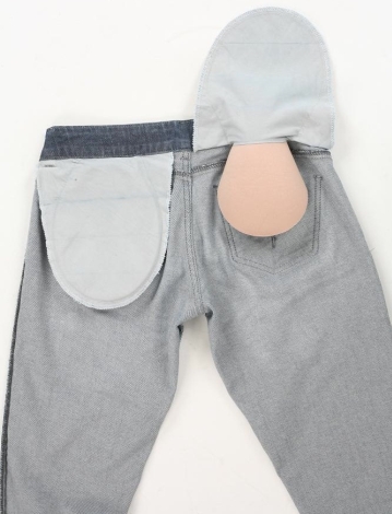 calça jeans com enchimento no bolso