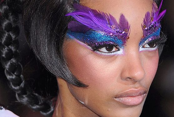 A maquiagem com brilho para carnaval é apostar certeira para as foliãs mais fashionistas (Foto: Divulgação)