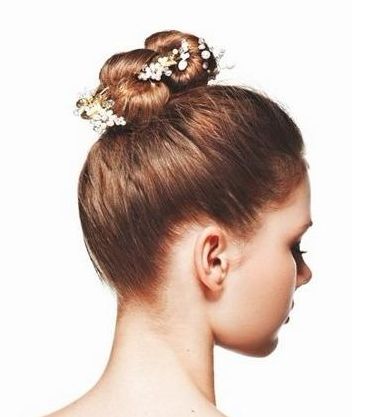 As joias para usar no cabelo são os acessórios preferidos das mais antenadas com a moda para sofisticar o visual (Foto: Divulgação)