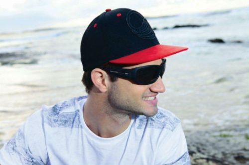 Os modelos de bonés masculinos 2013 estão bem variados e há opções para todos os estilos (Foto: Divulgação)