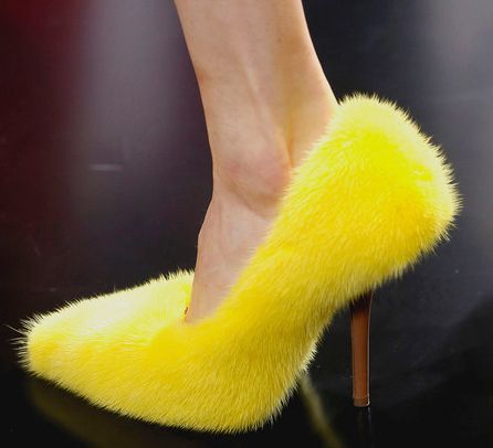 Os polêmicos sapatos de pelúcia dividirão opiniões no mundo fashion (Foto: Divulgação)