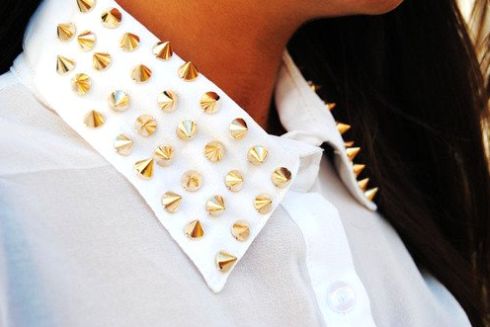 É muito simples customizar gola de camisa, e você pode utilizar o material que quiser (Foto: Divulgação)