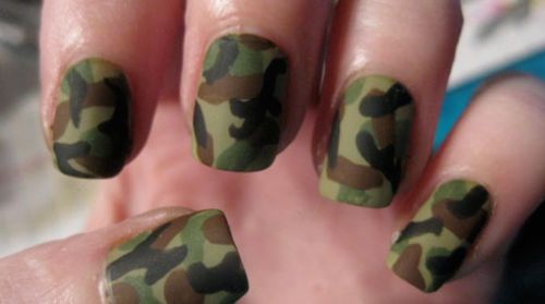 Invista em unhas camufladas para já entrar no clima do inverno (Foto: Divulgação)