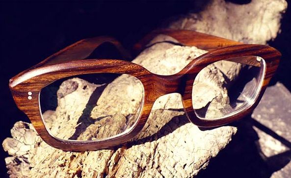 A tendência de óculos de madeira promete virar hit (Foto: Divulgação)