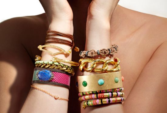 Usar mix de pulseiras garante ao seu look um toque mais do que especial (Foto: Divulgação)