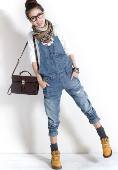 Usar jardineira jeans nunca esteve tão atual quanto agora, no universo fashion (Foto: Divulgação)