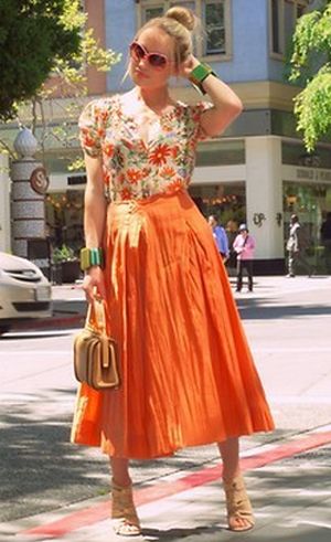 Ainda nesta temporada fria você pode continuar usando looks com cores vibrantes (Foto: Divulgação)