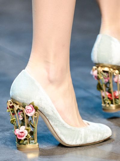 A tendência de moda de sapatos com saltos vazados está bem forte e parece que veio para ficar um bom tempo (Foto: Divulgação)