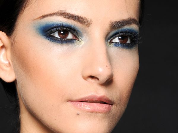 Esfumaçar olhos com sombra azul deixará seu visual mais moderninho (Foto: Divulgação) 