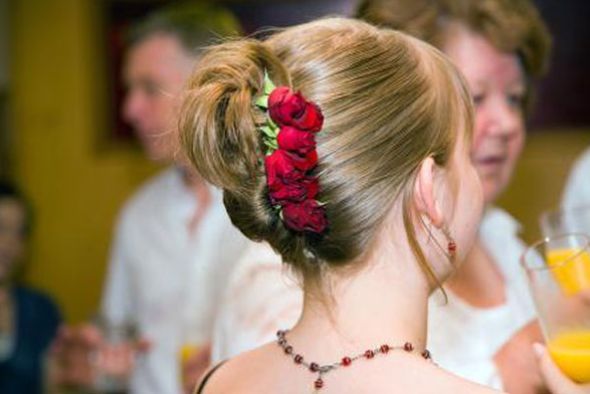 A moda de flores no cabelo está bem democrática e você com certeza encontrará um estilo de flor condizente com sua personalidade (Foto: Divulgação)