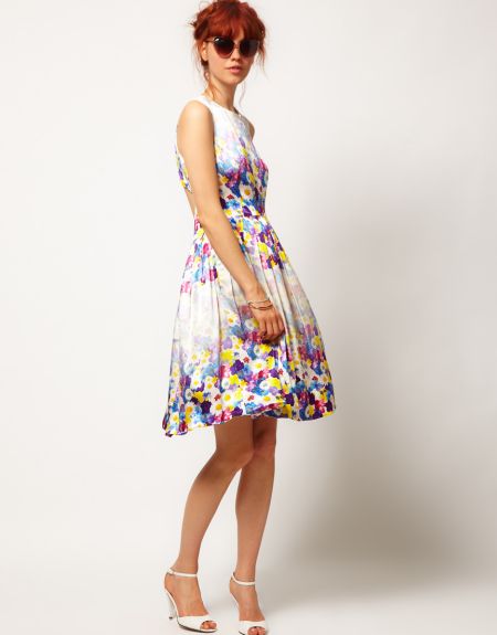 Os vestidos floridos verão 2014 são ótimas opções para deixar seu visual muito mais feminino e diferenciado na próxima temporada (Foto: Divulgação) 