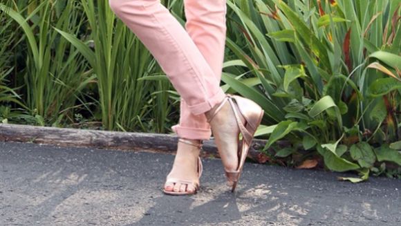 As sandálias coloridas e metalizadas moda 2014 chegam para deixar as mulheres enlouquecidas para ter um modelo nesta temporada fashion (Foto: Divulgação)