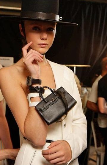 A tendência da moda de minibag é democrática e todas podem usar e abusar (Foto: es.paperblog.com)       