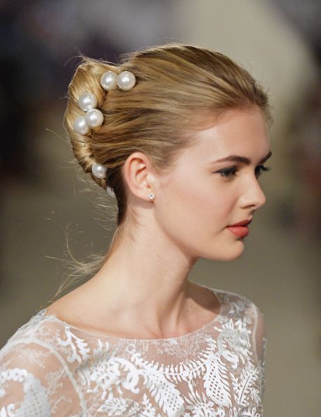 Penteado para o réveillon 2015 deve seguir o estilo do seu look e da festa que você vai (Foto: mydaily.co.uk)          