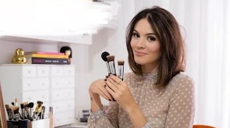 Montar uma maquiagem natural para fotos é fácil e você pode usar esta make em outras ocasiões também (Foto: youtube.com)
