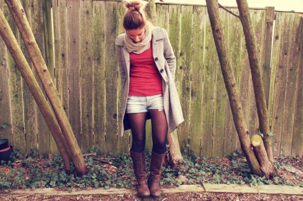 Looks com short e meia com estilo no inverno são visuais que podem ser curinga (Foto: pinterest.com)          