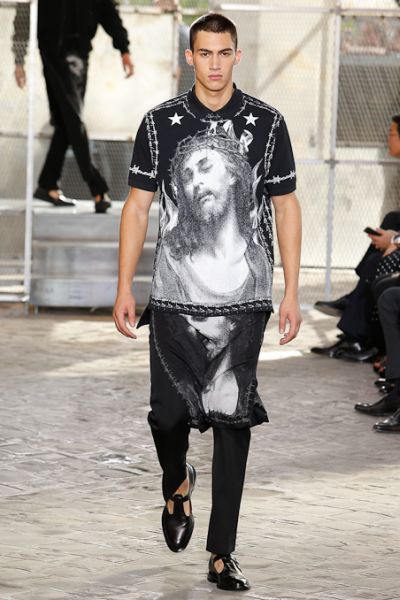 A moda com estamparia religiosa chega ao universo masculino e diferencia os looks dos homens mais fashionistas (Foto: style.com) 