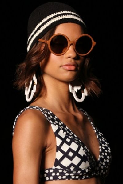 Invista ao menos em um dos muitos e lindos modelos de óculos e acessórios para o verão 2016 (Foto: mulher.uol.com.br) 
