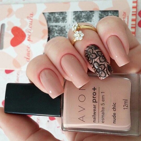 Unhas decoradas com nude